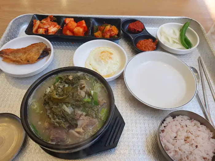 푸짐하게 차려진 뼈다귀 해장국 한 상
