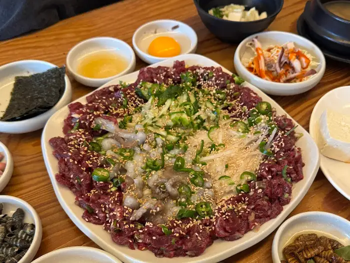 육회와 낙지 탕탕이가 어우러진 메인 메뉴