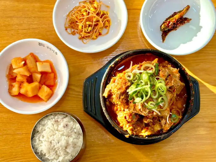 감자탕과 곁들여 먹기 좋은 밥과 반찬