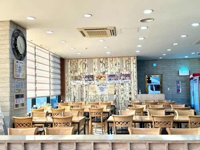 넓고 쾌적한 식당 내부 전경