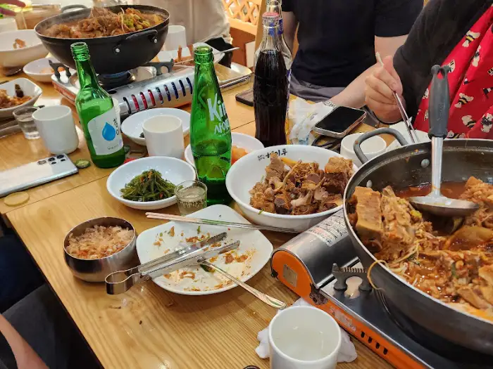 여러 명이 함께 식사하는 모습