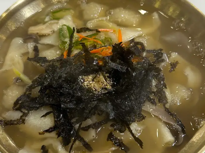 면발에 김가루, 채소가 올라간 칼국수 클로즈업