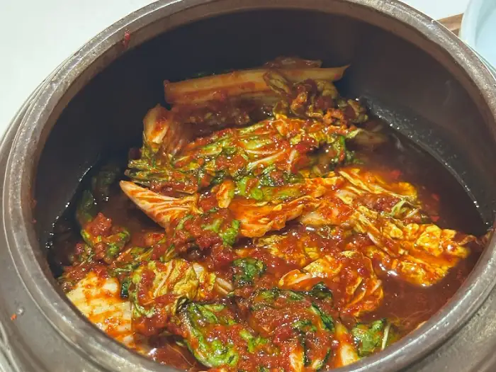 항아리에 담긴 푸짐한 김치