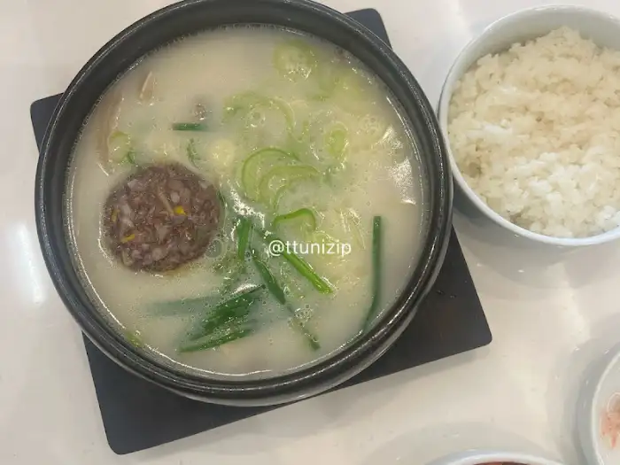 국밥과 밥 한 그릇