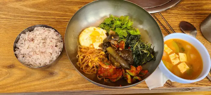 닭백숙과 함께 나온 푸짐한 반찬과 밥