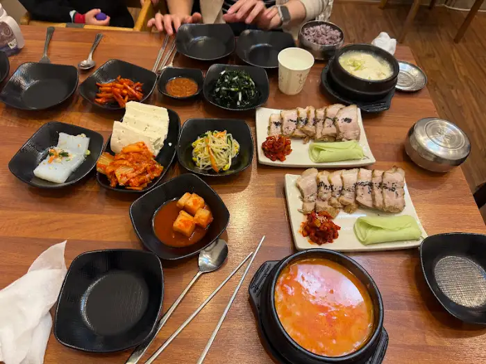 테이블 위에 차려진 다양한 음식들