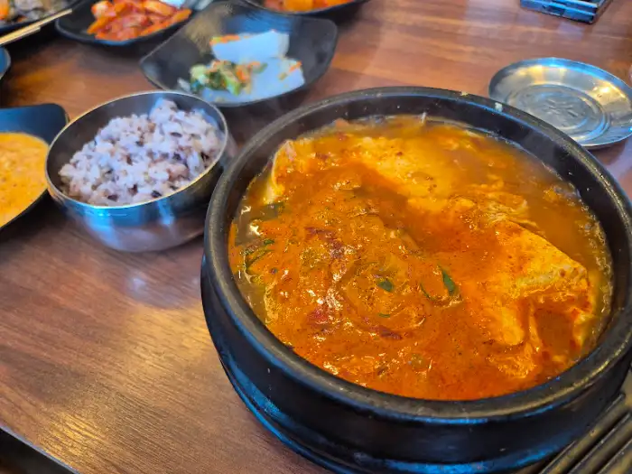 돌솥에 담긴 콩물과 밥