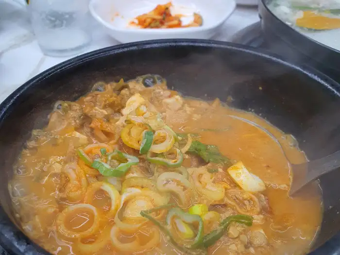 붉은 국물의 매콤한 뚝배기 요리