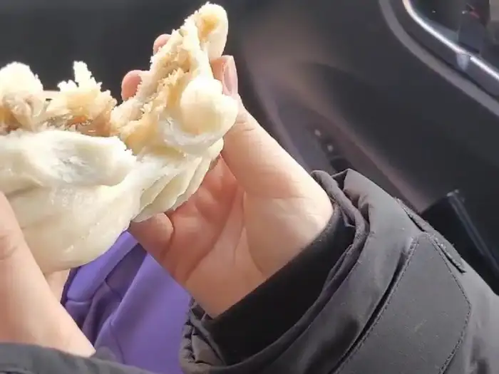 반으로 갈라 속의 팥소를 보여주는 찐빵 단면