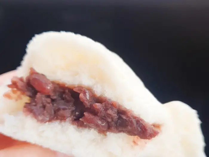 찐빵 속 팥소의 클로즈업 사진