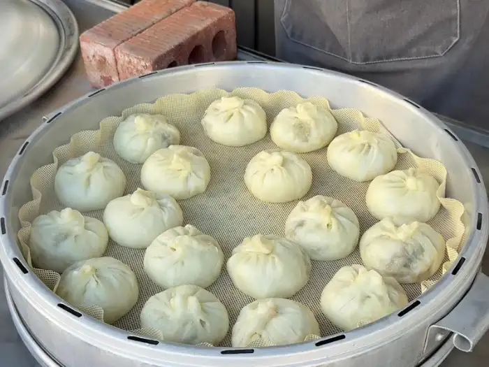 찜기에 가득 담긴 찐빵들