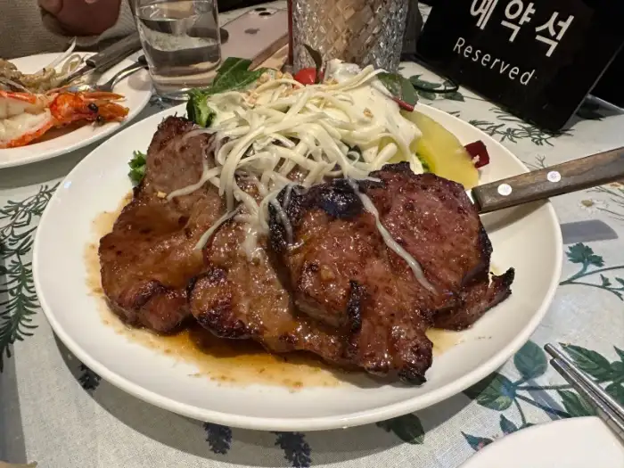 푸짐하게 나온 고기 요리, 샐러드와 소스