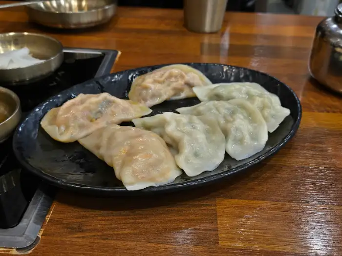 쫄깃한 만두피와 속이 꽉 찬 수제 만두