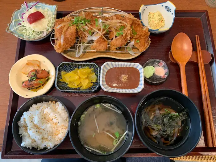 정갈하게 차려진 일식 한 상