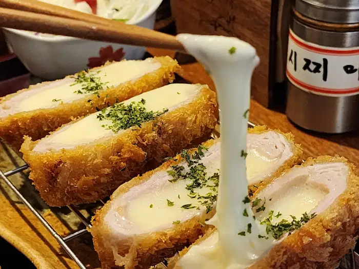 치즈가 흘러내리는 먹음직스러운 치즈 카츠