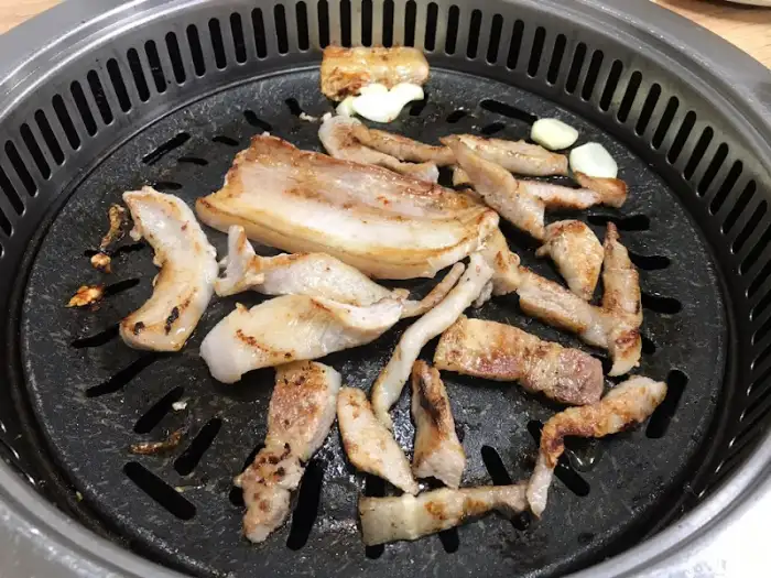 불판 위에서 지글지글 익어가는 삼겹살