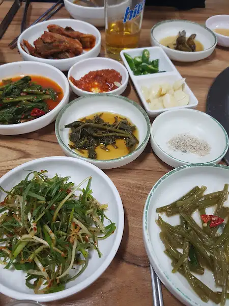 다양한 종류의 맛깔스러운 밑반찬들