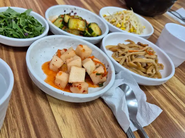 다양한 밑반찬이 차려진 식탁