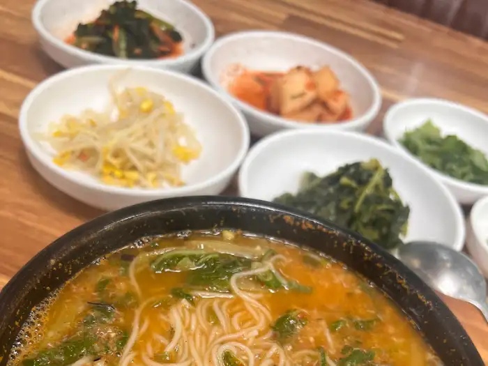 어탕국수와 함께 나온 여러 반찬들