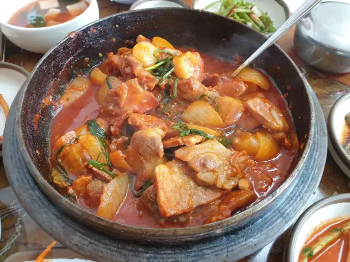 양념이 잘 배인 돼지 주물럭