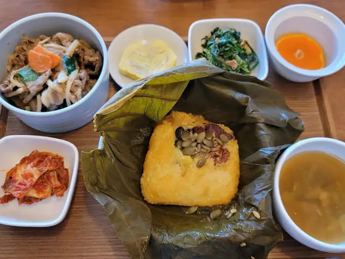 연잎밥 속 씨앗과 밥알 모습