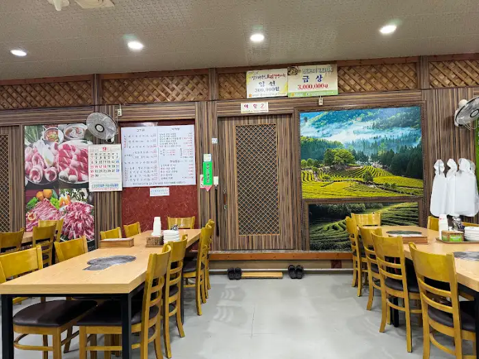 식당 내부 테이블 세팅 모습