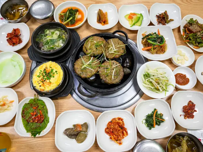 다양한 밑반찬과 떡갈비