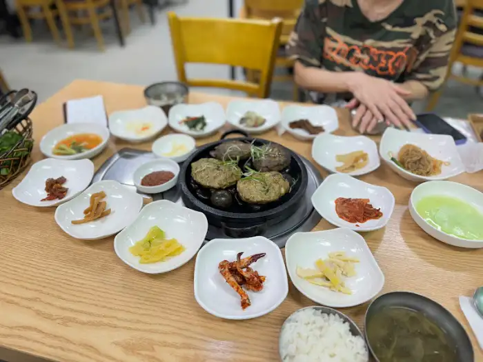 테이블에 차려진 음식 전체 모습