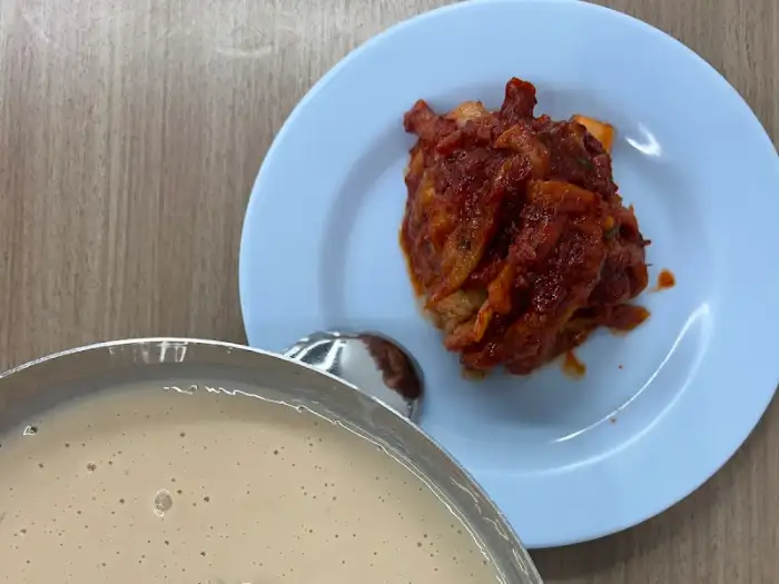 진한 붉은색 양념의 닭갈비 요리
