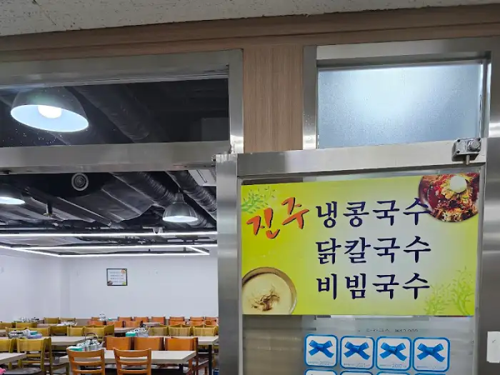 식당 외관과 메뉴판 사진
