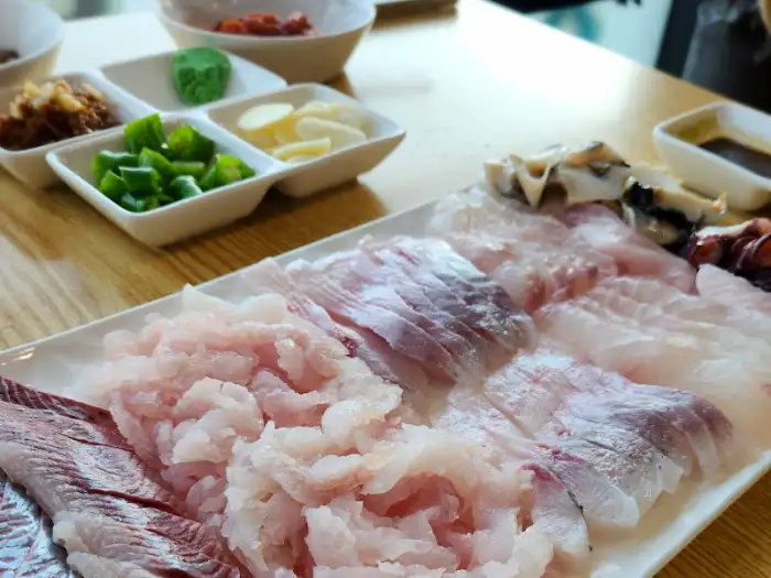 동명횟집 모듬회와 곁들임 찬