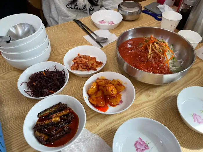 테이블에 차려진 다양한 음식들