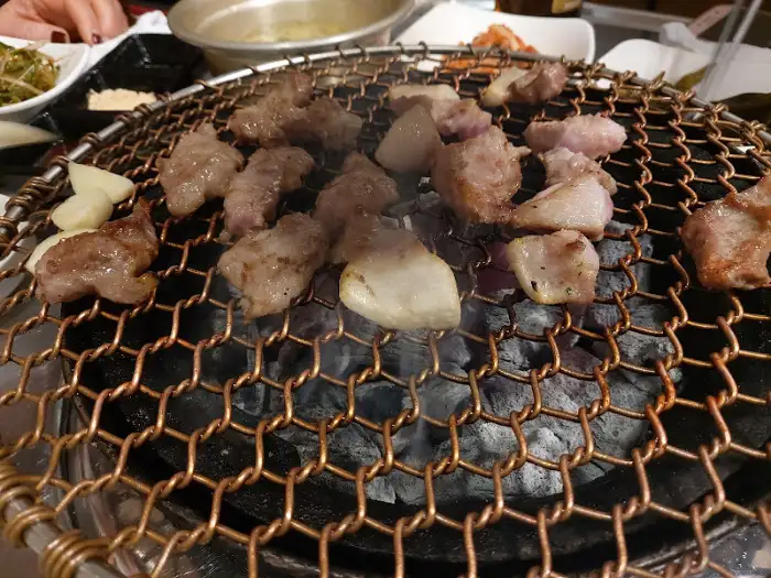 다양한 밑반찬과 쌈 채소