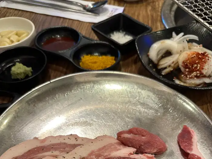 다양한 소스와 곁들임 찬들