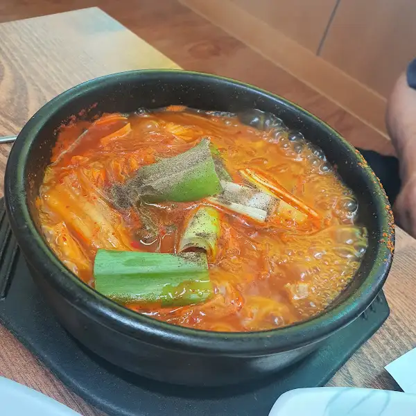 김치찌개 또는 매콤한 국물 요리