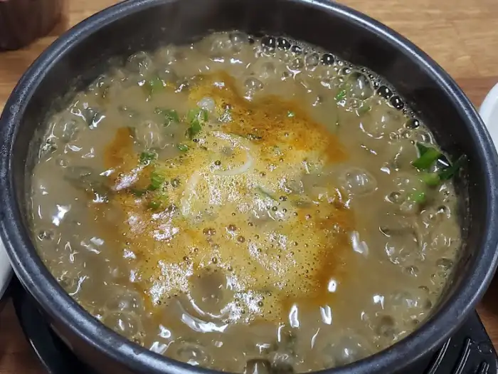 김이 모락모락 나는 추어 칼국수