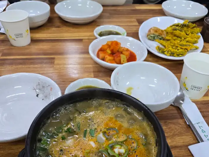 식탁 위에 차려진 푸짐한 추어탕 한상차림