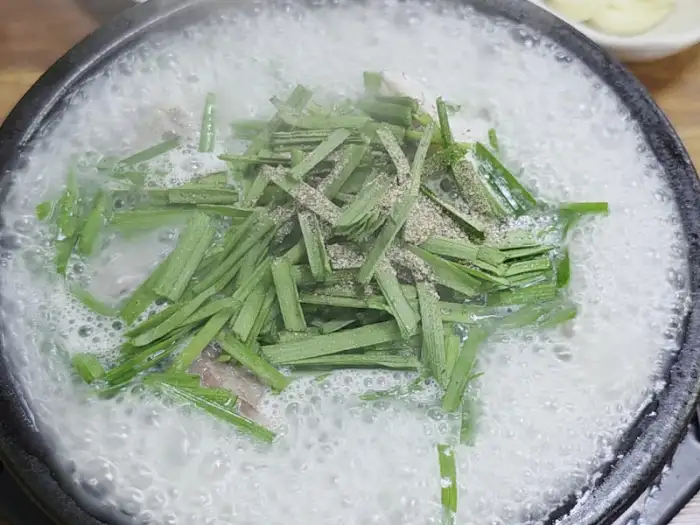 김치와 함께 나온 돼지국밥