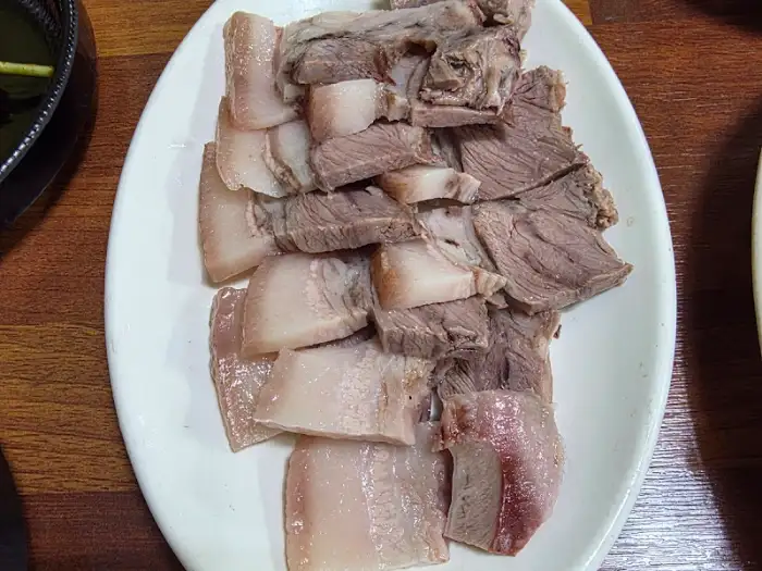 돼지 수육 한 접시