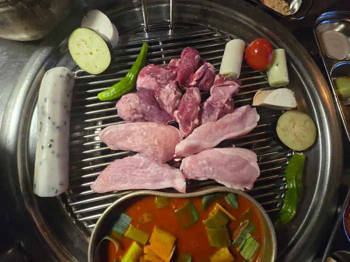 불판에 올려진 고기와 야채