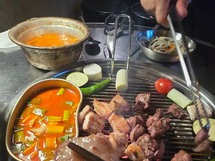 김치찌개와 함께 구워지는 고기