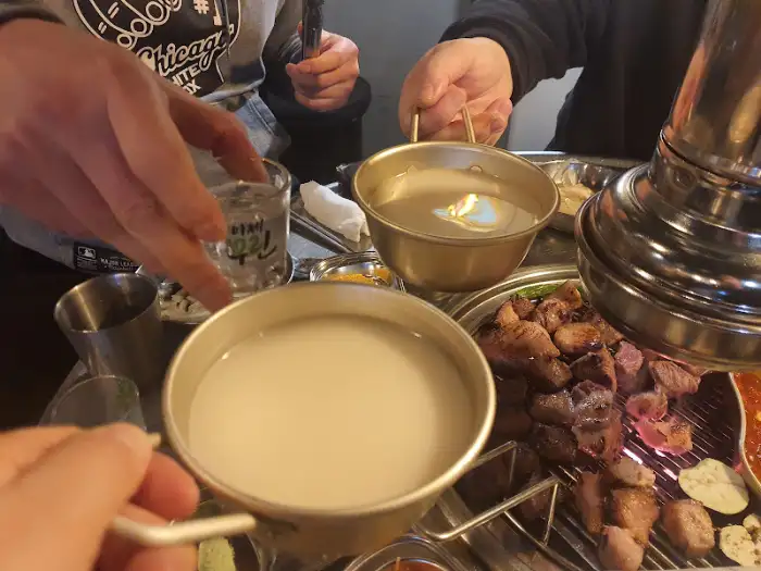 막걸리와 소주잔