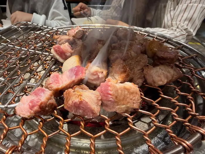 숯불 위에서 맛있게 익어가는 흑돼지 구이