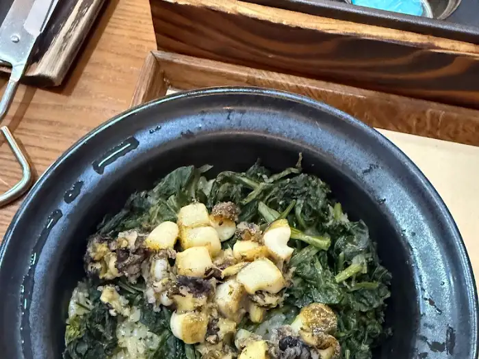 전복과 곤드레 나물이 올라간 돌솥밥