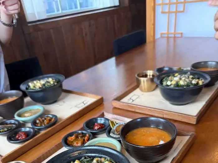 식탁 위에 놓인 푸짐한 한상 차림