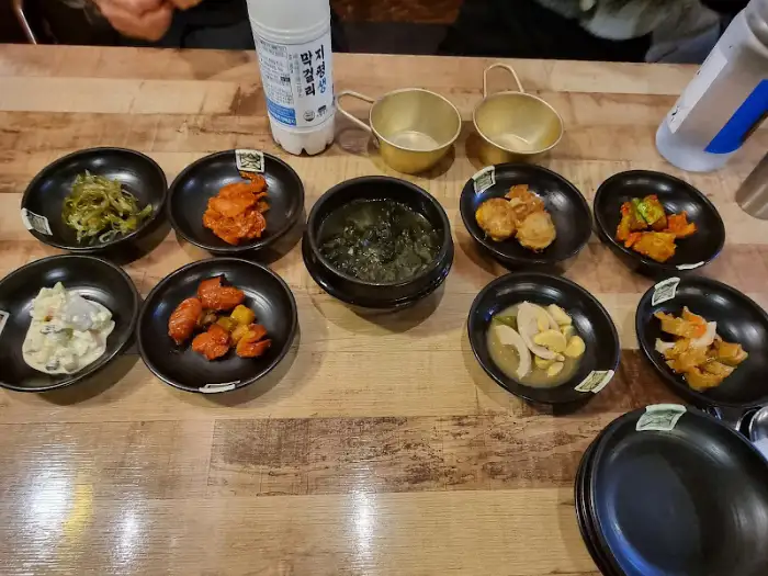 다양한 밑반찬과 함께 준비된 음식