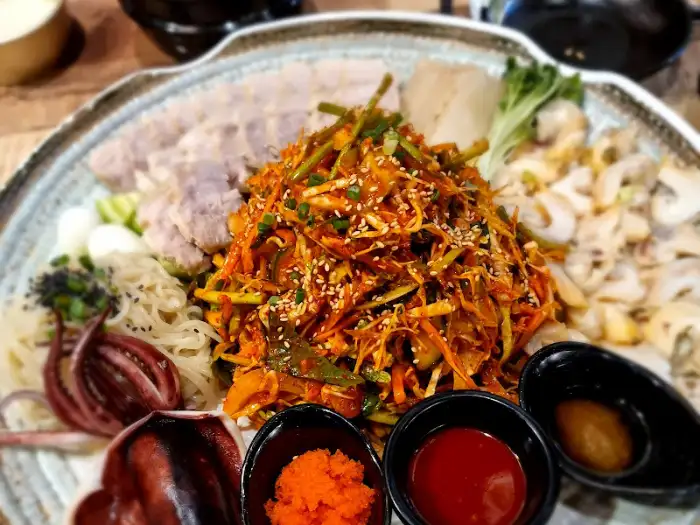 푸짐하게 차려진 한 상