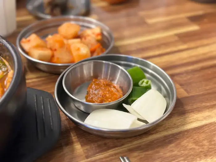순대국과 곁들임 반찬