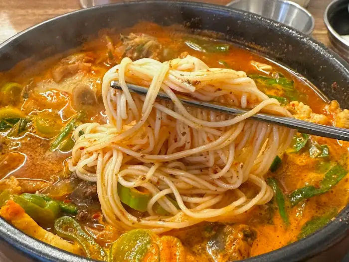 순대국 안의 푸짐한 내용물
