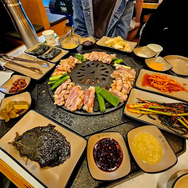 팔각도 테이블 세팅 모습